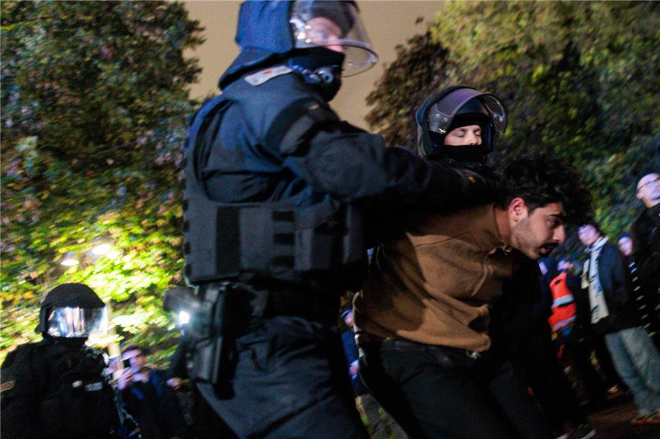 Trotz Verbots einer Demonstration versammeln sich hunderte Menschen und rufen israelfeindliche Parolen. Carsten Koall/dpa