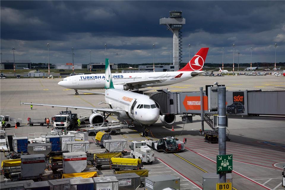 Trotz Verbots wurden am Hauptstadtflughafen BER schon mehrmals Drohnen gesichtet (Archivbild)Bernd von Jutrczenka/dpa