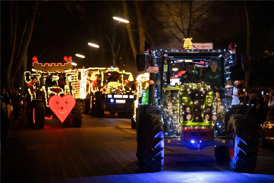 Trotz Verspätung: Mit rund 35 weihnachtlich geschmückten Traktoren haben Landwirte aus dem Norden krebskranken Kindern im UKE in Hamburg eine Freude gemacht.Gregor Fischer/dpa