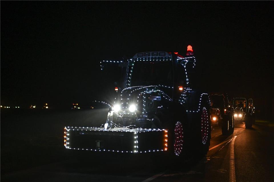 Trotz Weihnachtsbeleuchtung am Trecker hat ein Autofahrer im Landkreis Celle die Landmaschine übersehen - es kam zu einem Zusammenstoß. (Symbolbild)Lars Klemmer/dpa