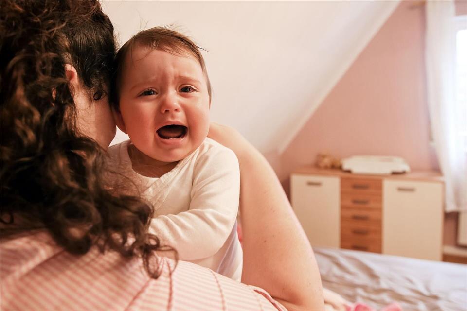 Trotz Wickeln, Füttern und Wiegen: Anhaltendes Babygeschrei kann Eltern an ihre Belastungsgrenze bringen.picture alliance / dpa Themendienst
