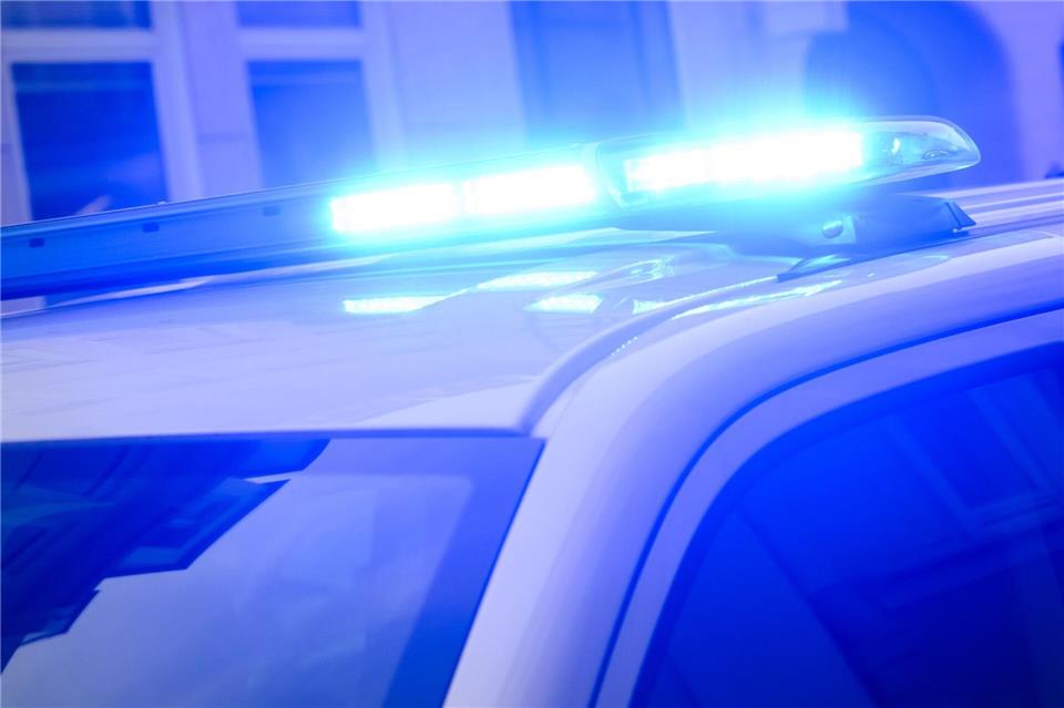 Trotz Wiederbelebungsversuche ist ein 34-Jähriger bei einem Verkehrsunfall im Landkreis Göttingen ums Leben gekommen. (Symbolbild) Julian Stratenschulte/dpa