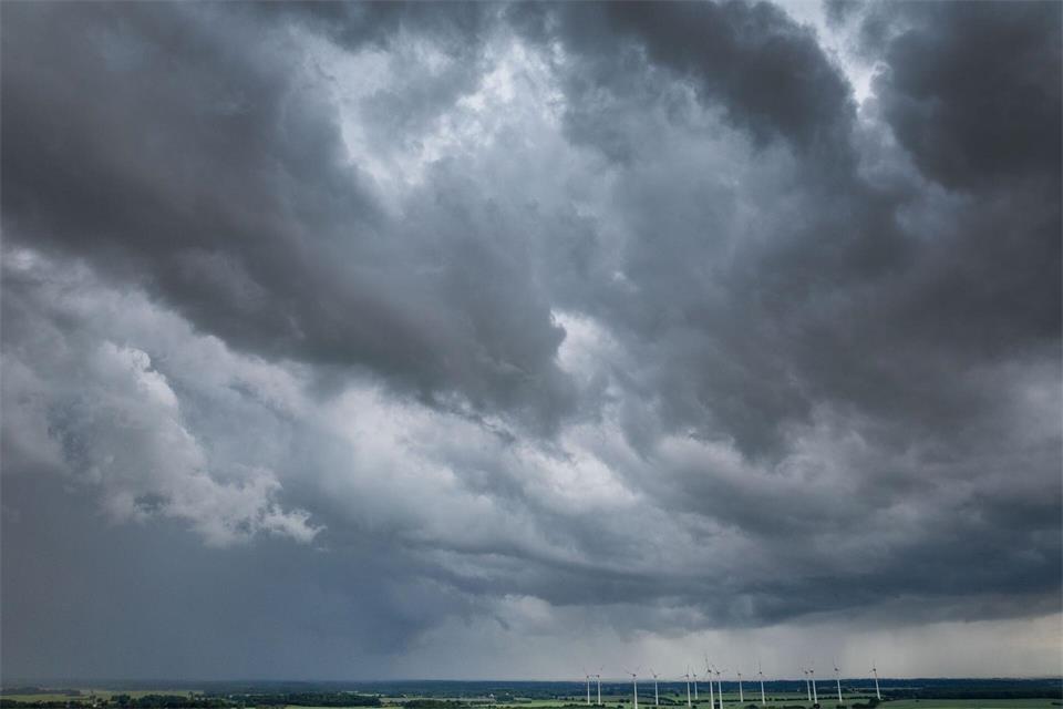 Trotz Wind und Regen soll es am Wochenende in Mecklenburg-Vorpommern kein Unwetter wie am Freitagabend geben. (Symbolbild)Jens Büttner/dpa