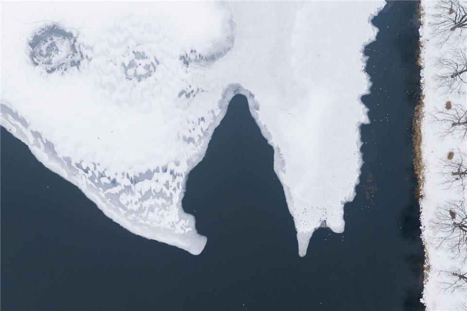 Trotz anhaltender Frosttage friert der Maschsee in Hannover nicht ganz zu. Julian Stratenschulte/dpa