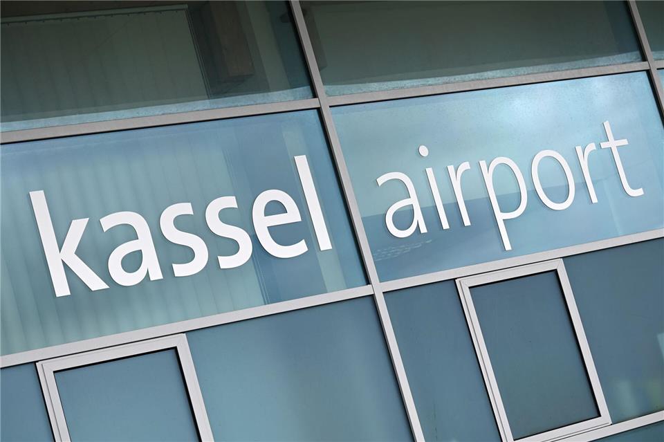 Trotz anhaltender Millionenverluste hält das Land Hessen am Kassel Airport fest. (Archivbild)Uwe Zucchi/dpa