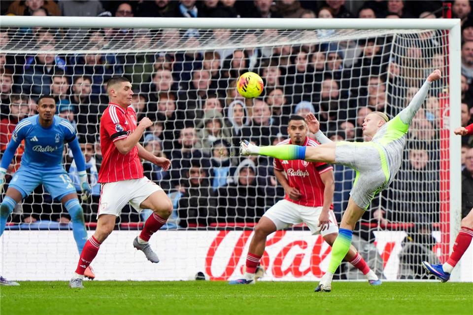 Trotz artistischer Einlage blieb Erling Haaland gegen Nottingham Forest torlos.Joe Giddens/PA Wire/dpa