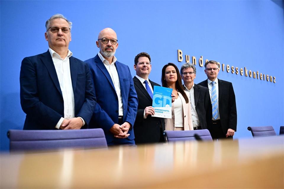 Trotz besserer Wachstumserwartungen blicken führende Ökonomen mit Sorge in die Zukunft.Sebastian Gollnow/dpa