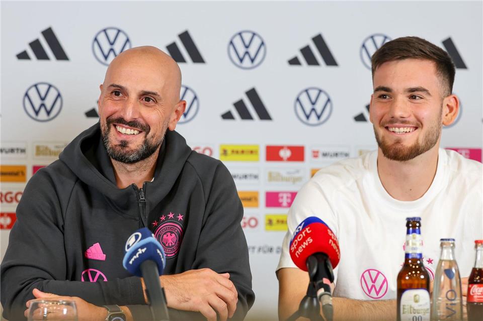 Trotz der Ausfälle in Vorfreude auf die Spiele: Trainer Antonio Di Salvo (l) und Torhüter Dennis Seimen.Jan Woitas/dpa