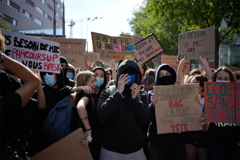 Trotz der Gewaltexzesse finden die Schülerproteste breite Unterstützung. (Archivbild)Laurent Cipriani/AP/dpa