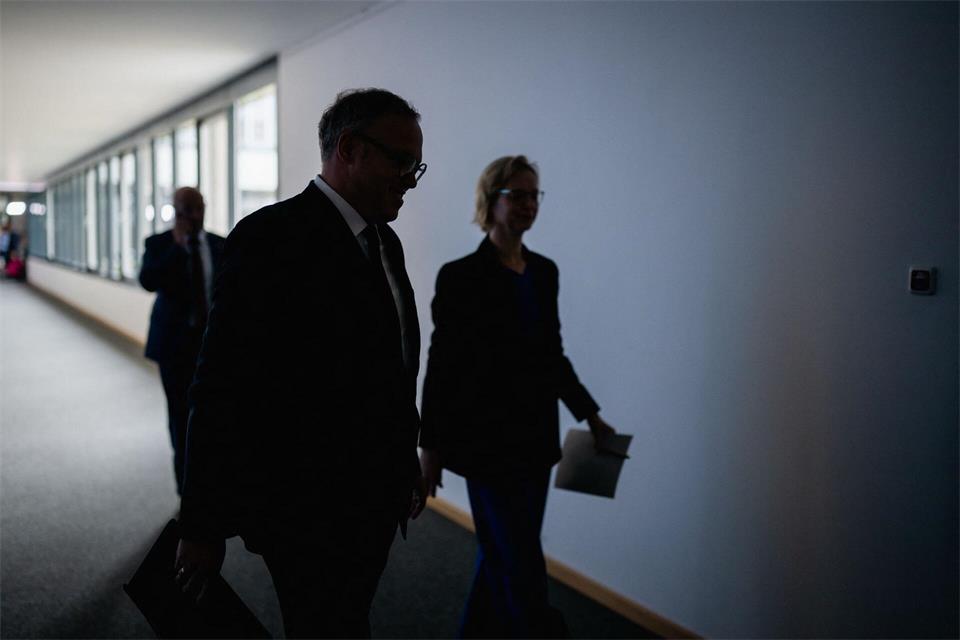 Trotz der Parteiaustritte von BSW Abgeordneten wollen Mario Voigt (CDU, l) und Katja Wolf weiterregieren.Jacob Schröter/dpa
