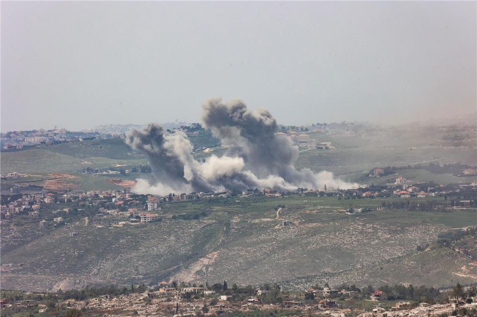 Trotz der Waffenruhe greift das israelische Militär weiterhin Stellungen der Hisbollah im Libanon an. Gil Cohen Magen/dpa