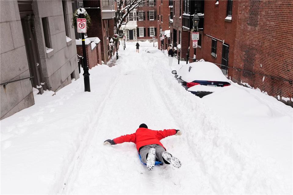 Trotz der angespannten Lage gab es fröhliche Winterszenen.Charles Krupa/AP/dpa
