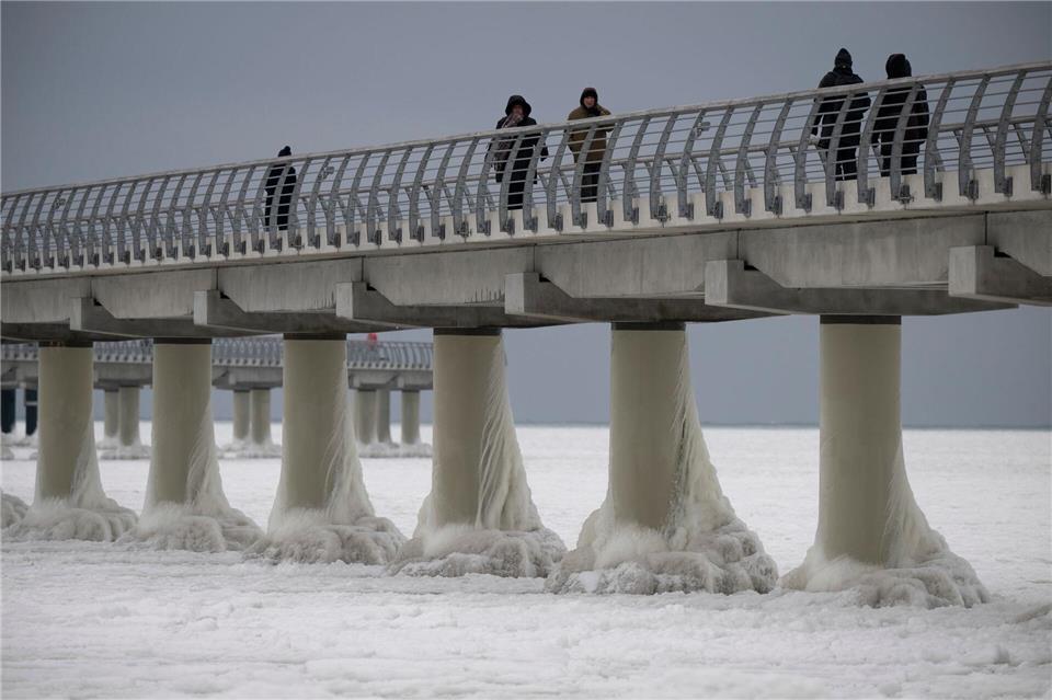 Trotz der beachtlichen Länge von mehr als 700 Metern ist die Seebrücke derzeit komplett von Eis eingeschlossen.Philip Dulian/dpa
