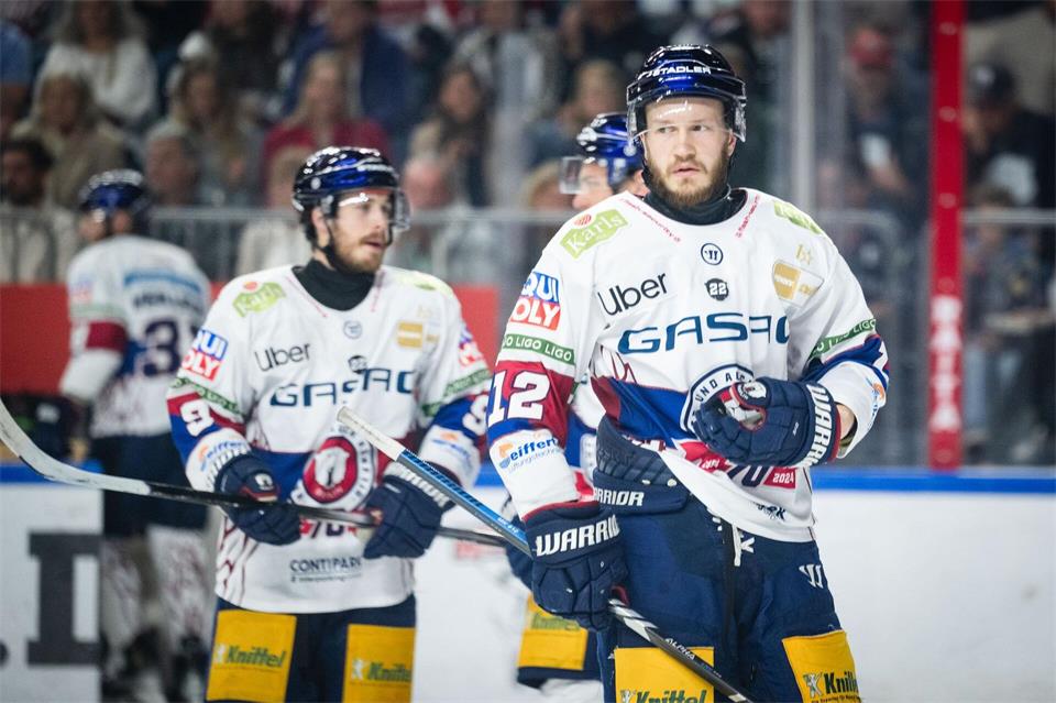 Trotz der jüngsten Erfolge sieht Verteidiger Eric Mik (r) der Eisbären noch nicht am Limit. (Archivbild)Marius Becker/dpa