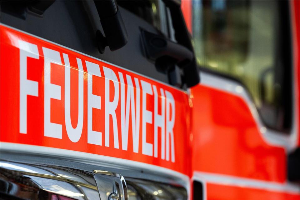 Hoher Schaden nach Brand eines Einfamilienhauses Trotz der unmittelbaren Alarmierung der Feuerwehr breiteten sich die Flammen schnell aus. (Symbolfoto) Soeren Stache/dpa