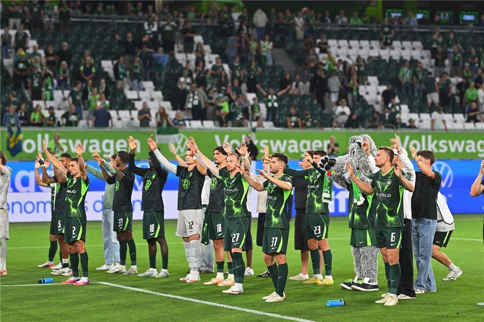 Trotz des 0:0 gab es für das neue VfL-Team von den Fans Applaus.Swen Pförtner/dpa