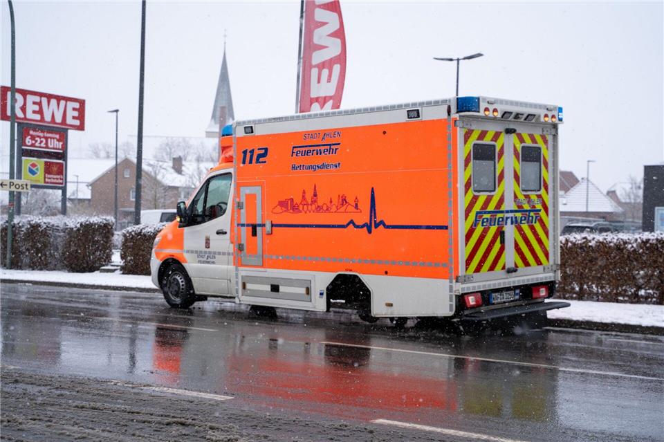 Trotz des Radverlusts ist der Rettungswagen unfallfrei zum Stehen gekommen.Max Lametz/dpa