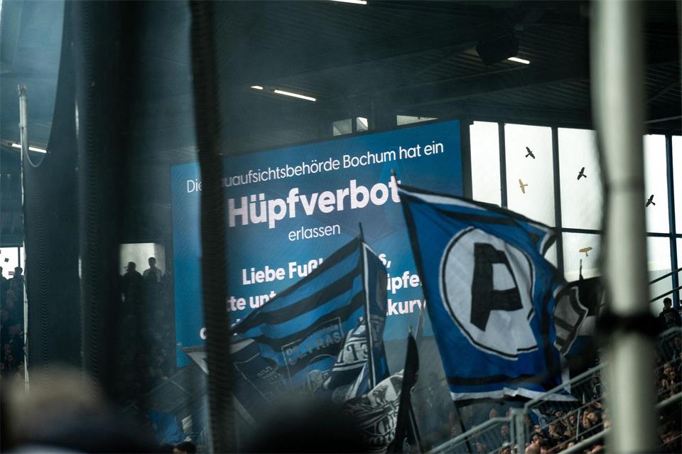 Trotz des Verbots wurde vereinzelt doch gehüpft auf der Osttribüne.Fabian Strauch/dpa