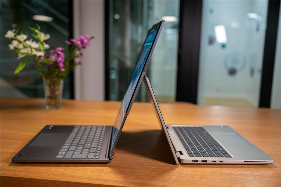 Trotz des langen Displays steht das Thinkbook stabil und kommt kaum ins Wackeln. Nur auf dem Klapptischchen im Zug oder Flugzeug ist meist zu wenig Platz für das Ausroll-Display.Nico Tapia/dpa-tmn