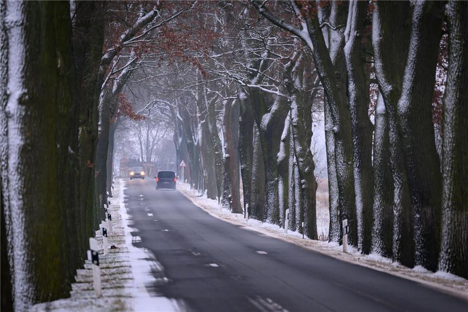 Trotz des milderen Wetters erwartet der Wetterdienst am Morgen weiterhin Glätte und Frost. (Archivbild)Patrick Pleul/dpa