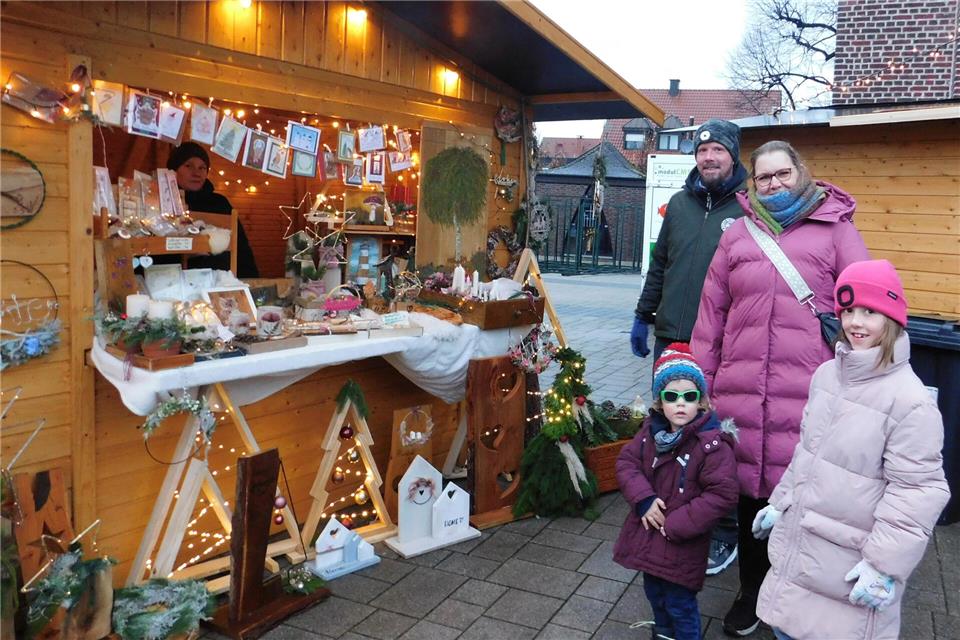 Trotz des oft schlechten Wetters gingen viele Besucher über den Weseker Weihnachtsmarkt