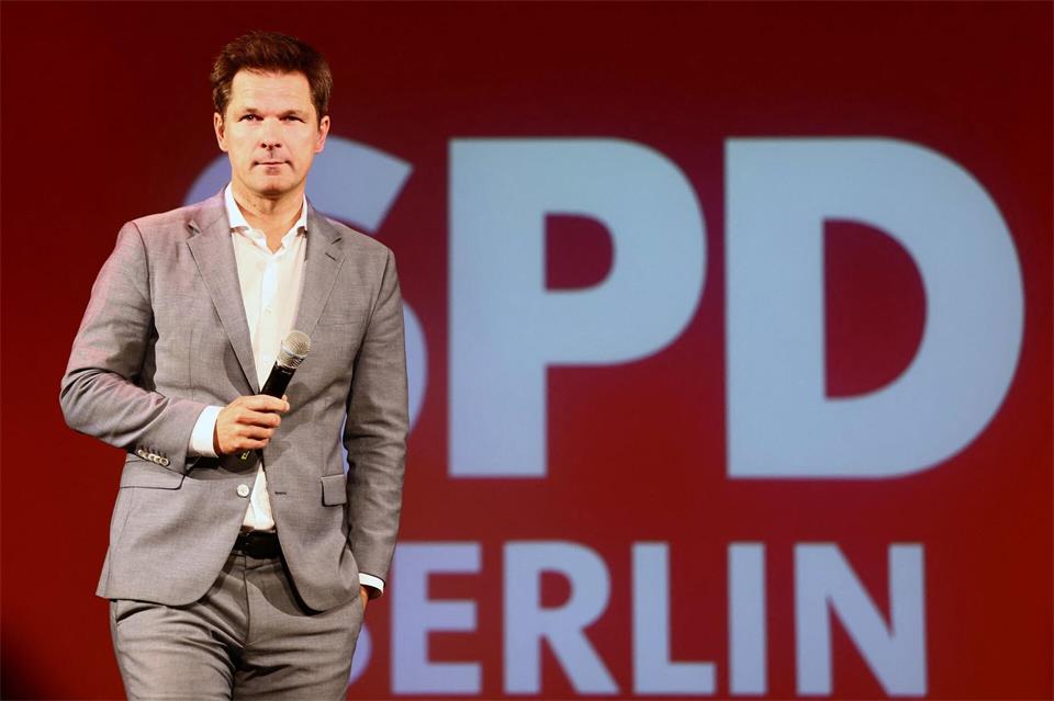 Trotz des schlechten Wahlergebnisses bekommt SPD-Spitzenkandidat Steffen Krach Rückendeckung von den Jusos. (Archivbild)Christoph Soeder/dpa