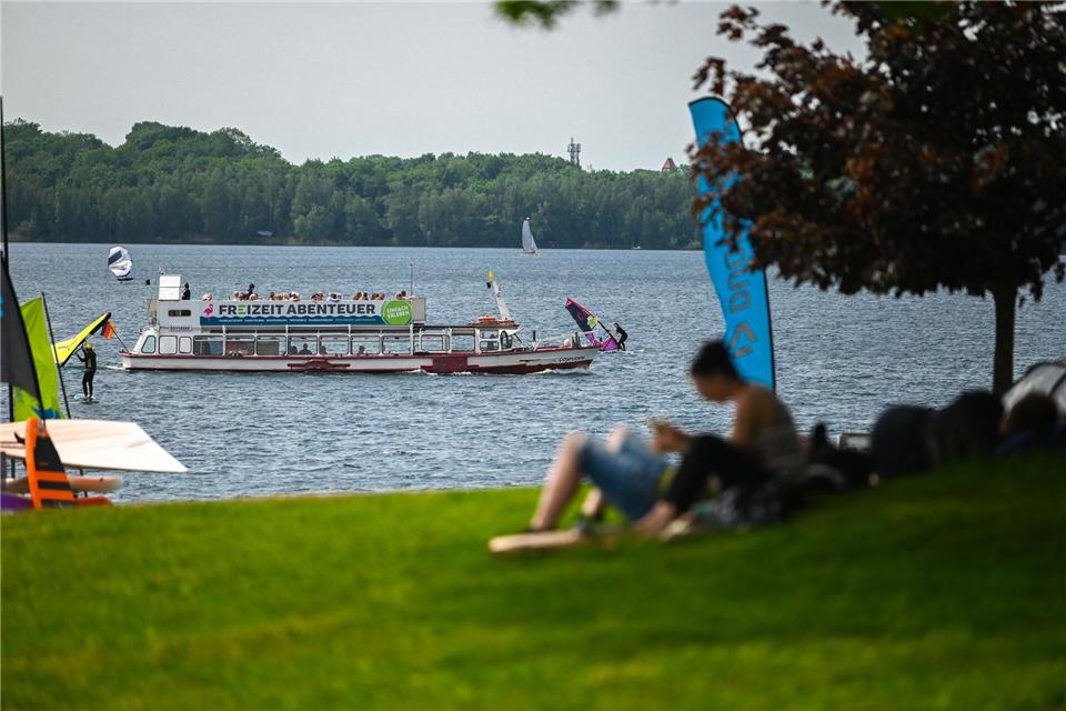 Trotz des warmen Wetters waren die Wassertemperaturen in Sachsens Badeseen am Wochenende eher etwas für Hartgesottene.Heiko Rebsch/dpa