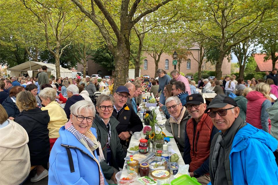 Trotz durchwachsenem Wetter: Reken frühstück kam bei den Besuchern gut an, die Tische füllten sich schnell.