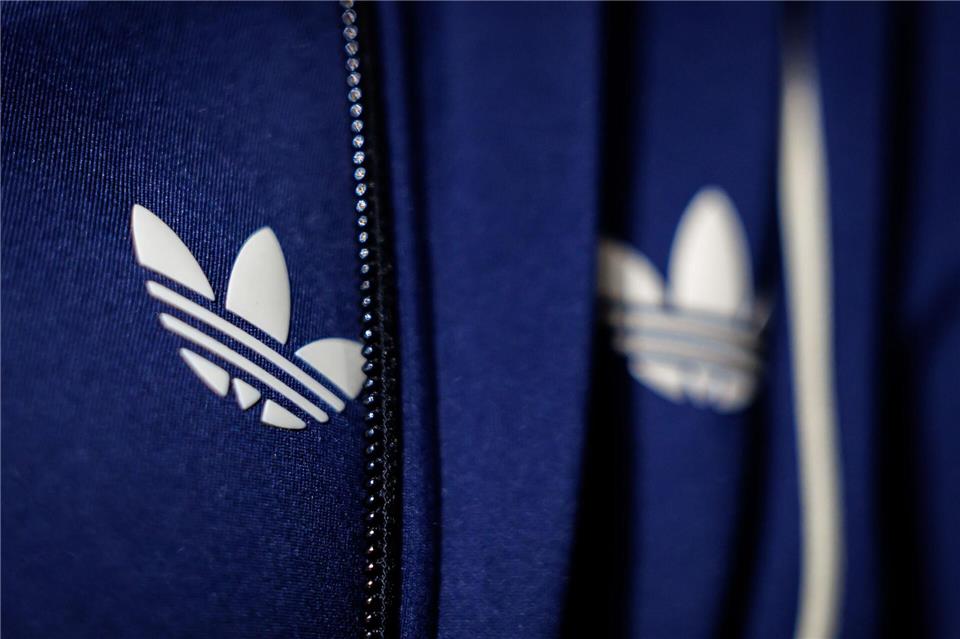 Trotz einer komplizierten Weltlage hat der Sportartikelkonzern Adidas eines der besten Quartale der Firmengeschichte hingelegt (Archivbild). Daniel Karmann/dpa