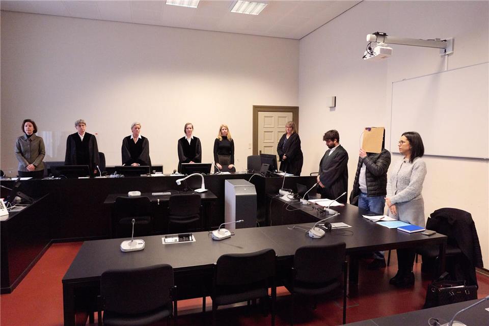 Trotz eines Annäherungsverbotes soll der Angeklagte sein Opfer angegriffen und mit elf Messerstichen getötet haben.Georg Wendt/dpa