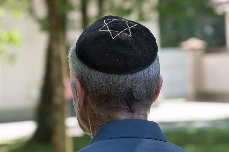 Trotz eines Rückgangs im vergangenen Jahr ist die Zahl der antisemitischen Straftaten in Bayern seit 2022 deutlich gestiegen. (Symbolbild)Peter Kneffel/dpa