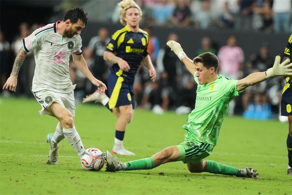 Trotz eines eigenen Treffers reichte es für Lionel Messi (l) mit Inter Miami gegen Nashville nicht zum Sieg.Marta Lavandier/AP/dpa
