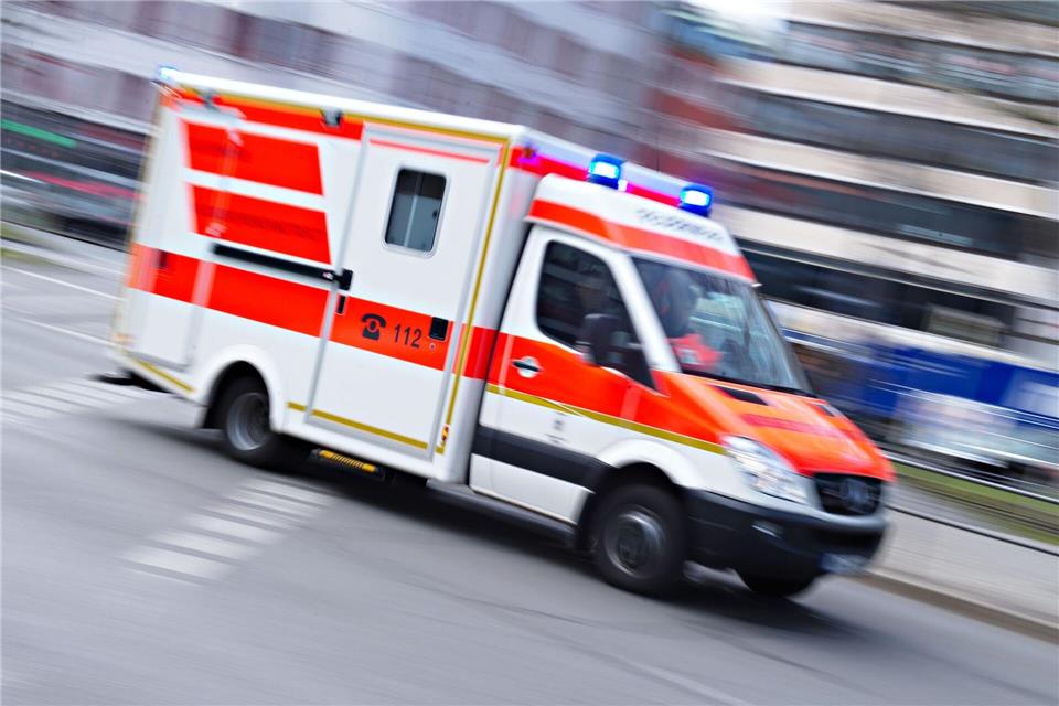 Trotz eingeschalteten Martinshorns und Blaulichts krachten ein Rettungswagen und ein Motorrad zusammen. (Symbolbild) Nicolas Armer/dpa