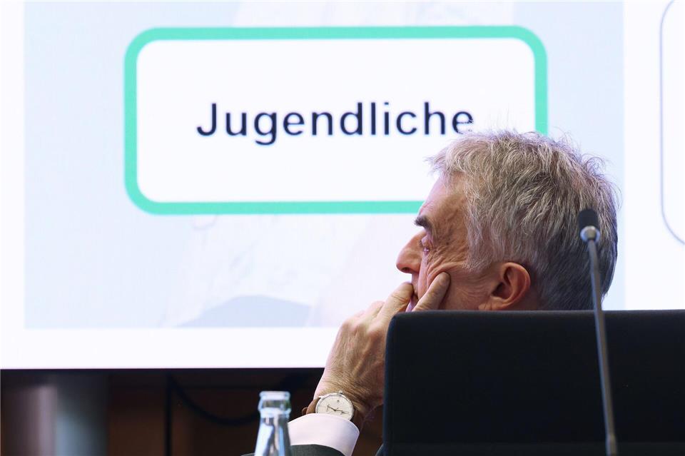 Trotz einiger positiver Entwicklungen bieten die Zahlen zur Jugendkriminalität für Nordrhein-Westfalens Innenminister Herbert Reul (CDU) keinen Anlass, sich zurückzulehnen. (Archivbild) David Young/dpa