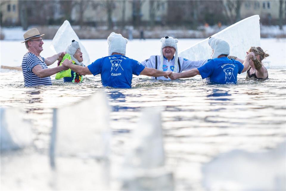 Trotz eisiger Temperaturen haben sich in Berlin mutige Badegäste in einen See gewagt.Christophe Gateau/dpa