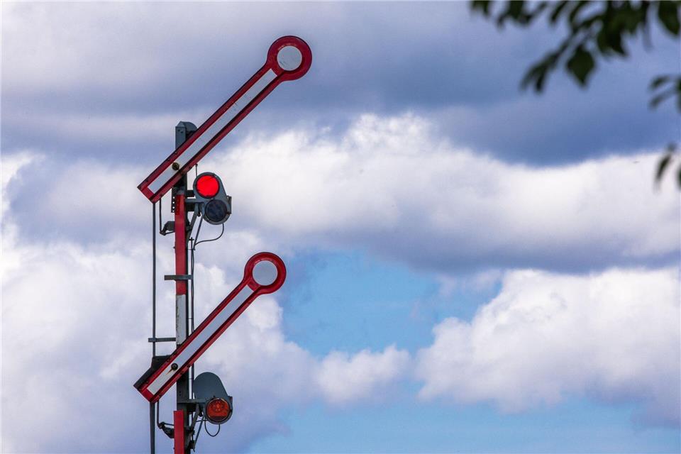 Trotz freier Fahrt endete die Zugreise für 300 Passagiere mitten auf der Strecke. (Symbolbild)Jens Büttner/dpa