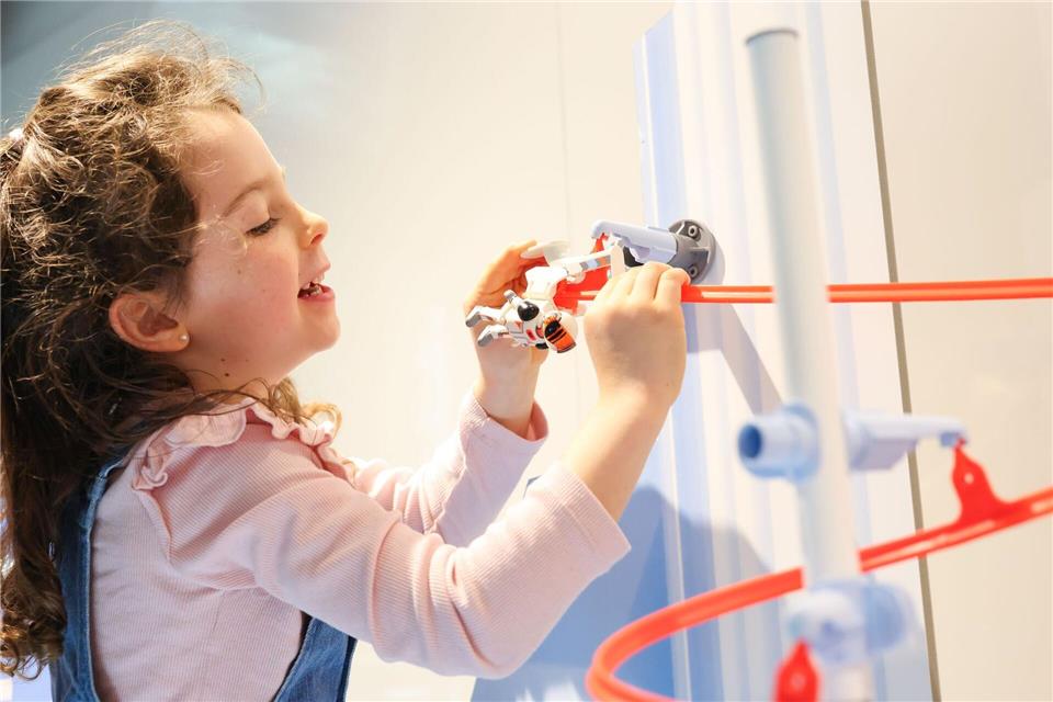 Trotz gedämpfter Kauflaune blickt die Spielwarenbranche optimistisch aufs Weihnachtsgeschäft.  Daniel Löb/dpa