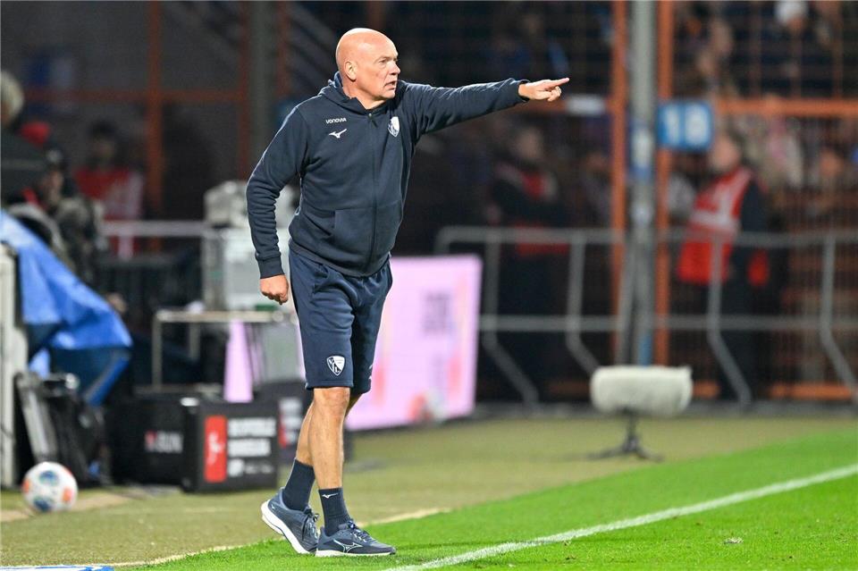 Rösler lacht beim VfL-Einstand - 3:2 gegen Hertha Trotz geringer Temperaturen mit kurzer Hose: Bochum-Coach RöslerUlrich Hufnagel/dpa
