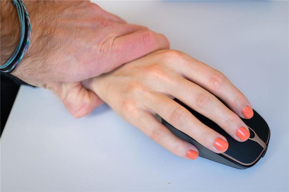 Trotz gesetzlicher Verpflichtungen der Gleichbehandlung und des Arbeitsschutzes sind Präventions- und Beschwerdestrukturen laut Arbeitnehmerkammer oft unzureichend. (Symbolbild)Julian Stratenschulte/dpa