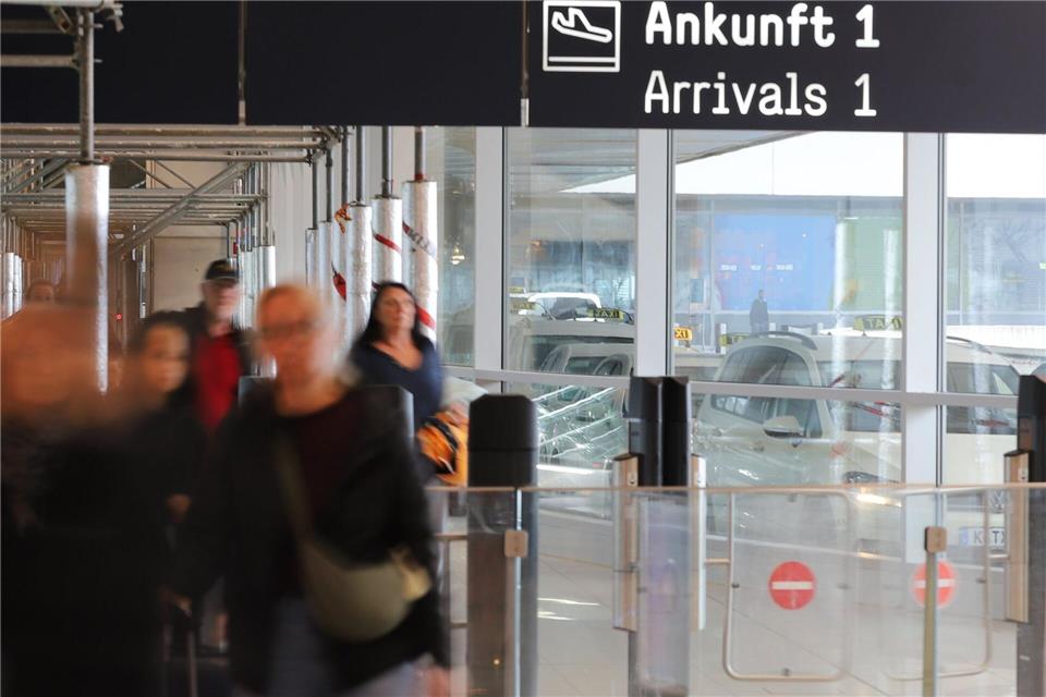 Ferienende in NRW: Rückreiseverkehr bleibt entspannt Trotz großen Andrangs gab es an den großen Flughäfen in NRW bislang kaum Verzögerungen. Sascha Thelen/dpa