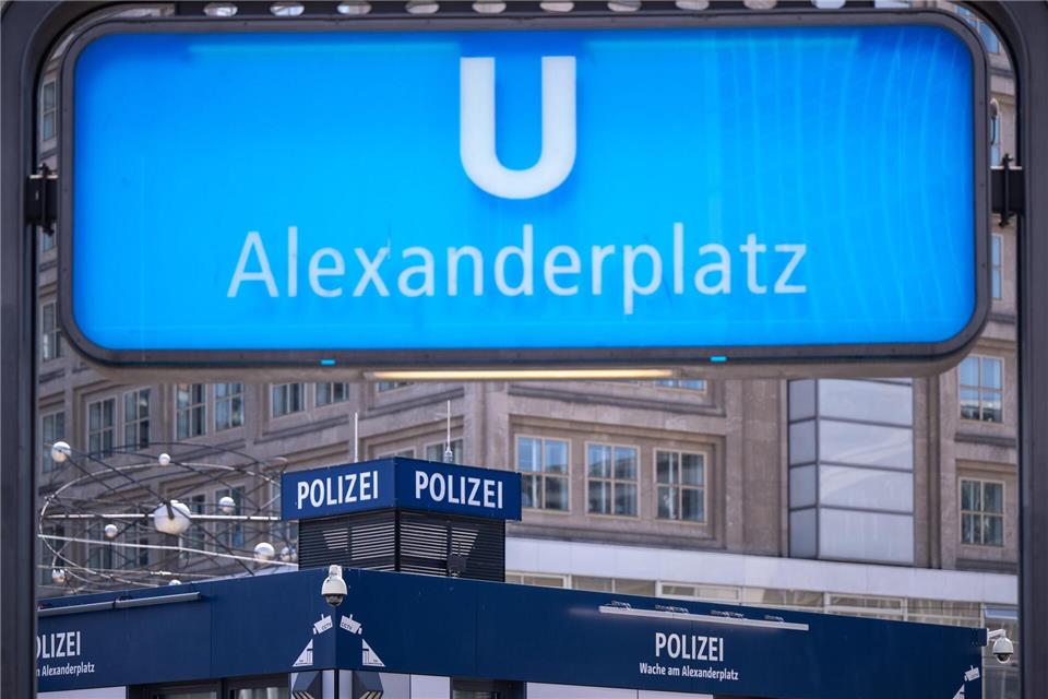 Trotz hoher Polizeipräsenz ist der Alexanderplatz ein Kriminalitätshotspot. (Symbolbild)Monika Skolimowska/dpa