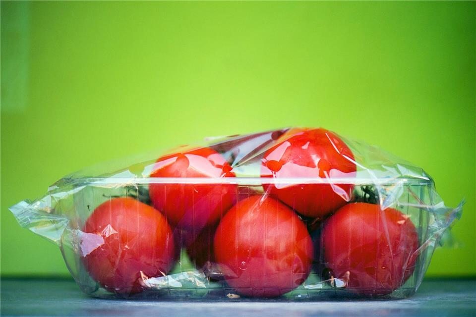 Trotz jahrelanger Nachhaltigkeitsdebatten wird Gemüse häufig noch in Plastikverpackungen verkauft. (Symbolbild)picture alliance / dpa