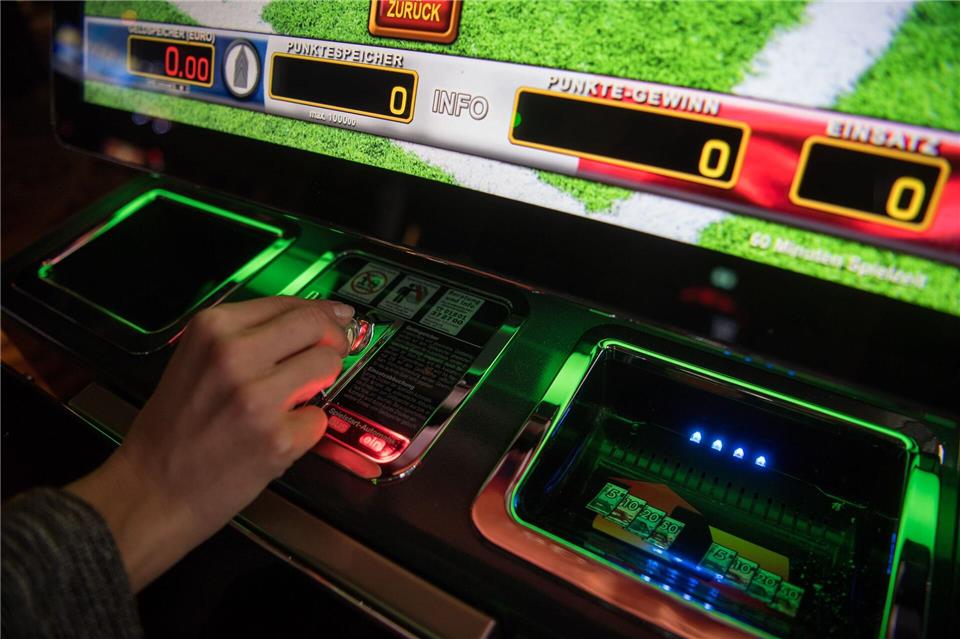 Trotz jahrzehntelanger Praxis dürfen im Neuköllner Bowling-Center keine neuen Geldspielautomaten aufgestellt werden. (Symbolbild)picture alliance / dpa
