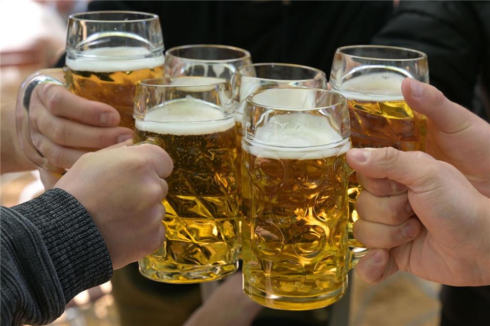 Trotz kühlen Wetters trafen sich Männer am Vatertag.Michael Bahlo/dpa