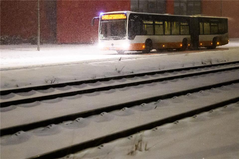 Trotz möglicher Busausfälle sollen die Schüler im Kreis Hameln-Pyrmont wieder in die Schule. (Symbolbild)Julian Stratenschulte/dpa