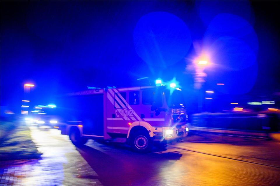 Trotz raschem Einsatz der Feuerwehrkräfte kam für sechs Personen jede Hilfe zu spät. (Symbolfoto)Klaus-Dietmar Gabbert/dpa