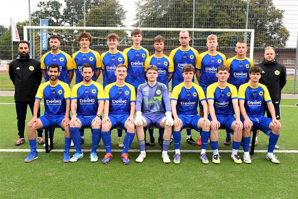 Trotz schmaler Besetzung möchte sich A-Ligist Adler Weseke aus dem Abstiegskampf heraushalten: (oben von links) Trainer Ilkay Kara, Jörg Voss, Mika Dillhage, Janis Kretzschmar, Jasper Ebbing, Julius Kempkes, Bernd Dillhage, Henry Langela, Noah Böcker, spielender Co-Trainer Maurice Dönnebrink; unten von links: El Mahdi Mazoz, Daniel Meis, Leo Nienhaus, Jesse Olthoff, Bastian Dillhage, Moritz Ehling, Jan Döking; es fehlen: Robin Baar, Joost Becker, Florian Gehling, Johann Heynck, Theo Oenning, Phil Roleff und Jacob Tenhaken.