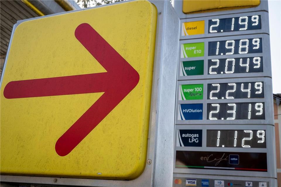 Trotz sinkender Ölpreise ziehen die Spritpreise weiter an.Peter Kneffel/dpa