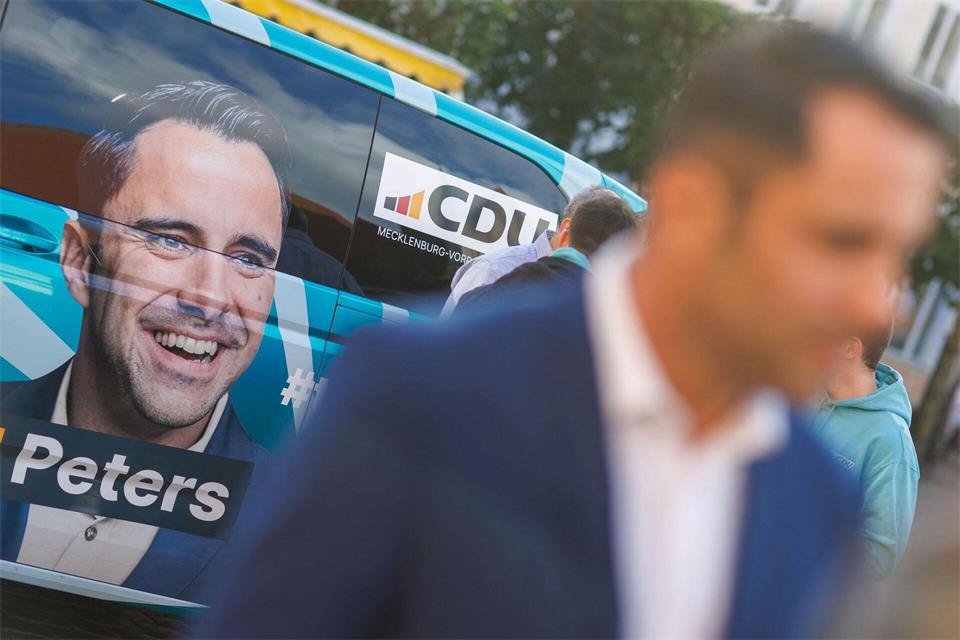 Trotz sinkender Umfrageergebnisse für seine CDU blickt Peters optimistisch auf die Landtagswahl.Jens Büttner/dpa