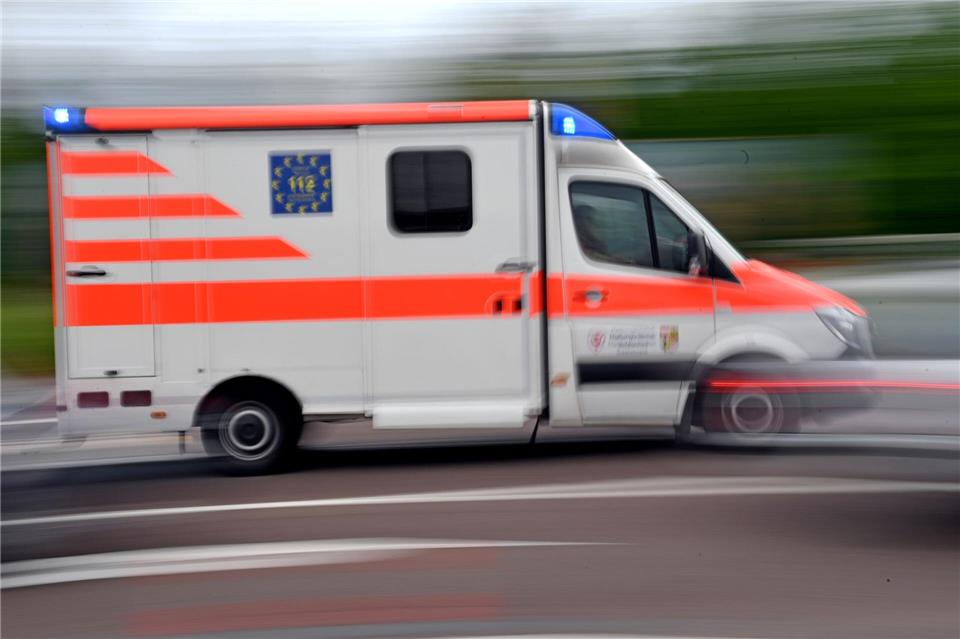 Trotz sofortiger Hilfe starb der 26-jährige Motorradfahrer noch an der Unfallstelle. (Symbolbild) Hendrik Schmidt/dpa-Zentralbild/dpa